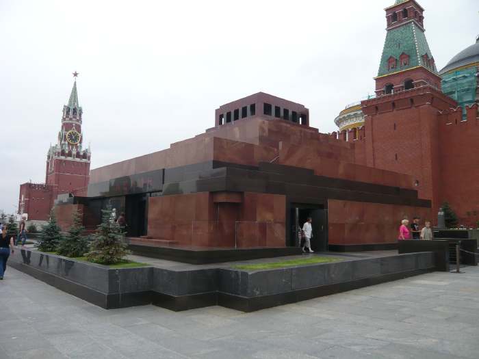 — Mausolée de Lénine et Tour Spaskaïa sur la Place Rouge - (Moscou) —