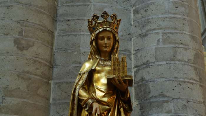 Statue de Ste Gudule — cathédrale St Michel & Ste Gudule — Bruxelles