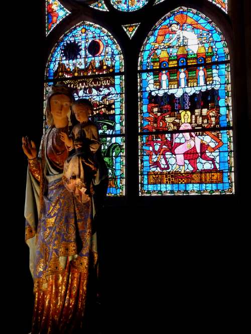 Statue de "Vierge à l'enfant" et détail du vitrail de l'Apocalypse — Clermont-Ferrand