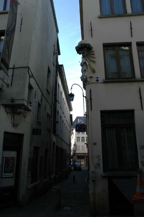 Statue de Madone en coin de rue a` Anvers