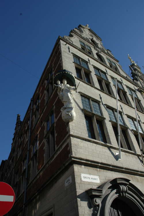 Statue de Madone en coin de rue a` Anvers