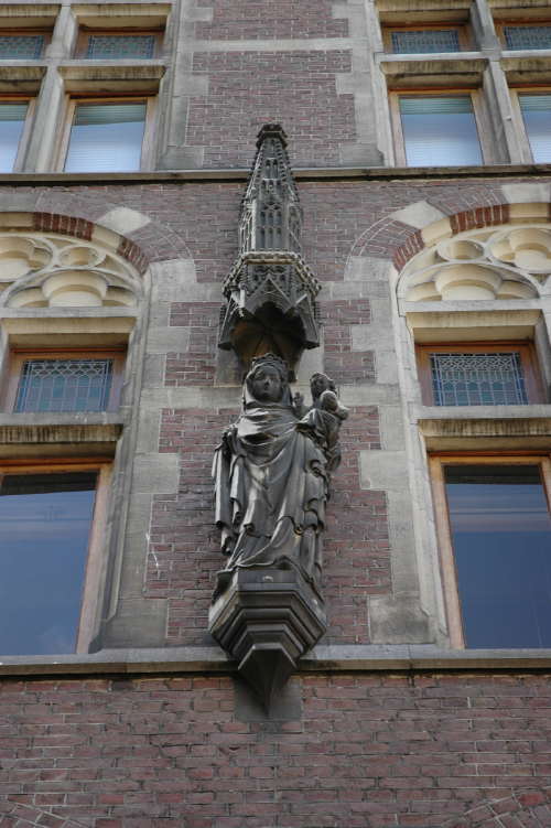 Statue de Madone a` l'enfant dans une rue de Maastricht