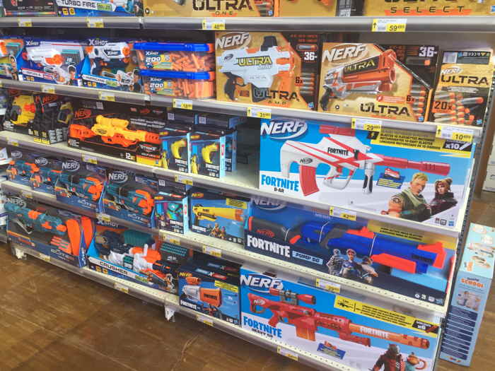 — Rayons "armes jouets factices " dans un supermarché bricolage —