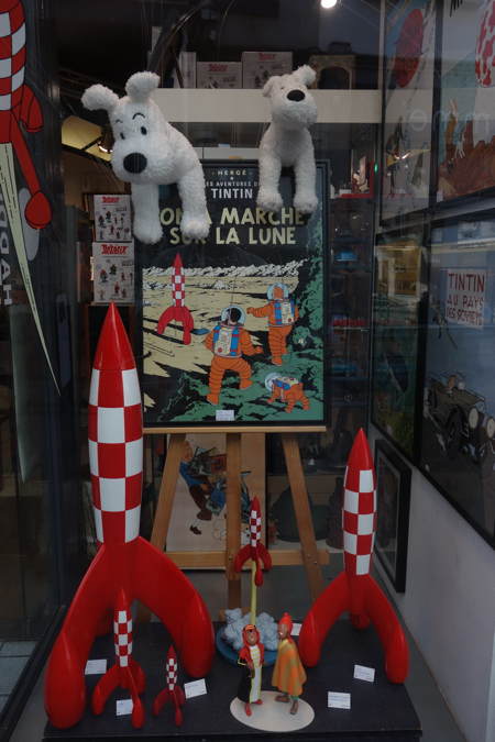 — Vitrine de librairie dédiée aux albums de Tintin —