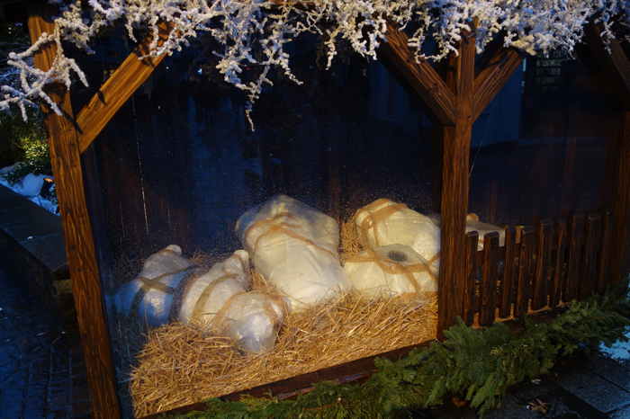 Crèche empaquetée dans une rue de la ville — Mulhouse