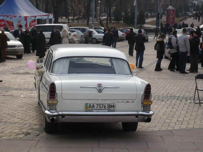 — Véhicule garé sur le parvis de la Cathédrale Saint-Michel - Kiev - (Ukraine) —