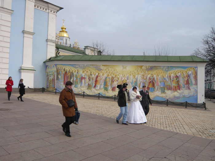 — Fresque sur un mur près d'une entrée dans la Cathédrale Saint-Michel - Kiev - (Ukraine) —