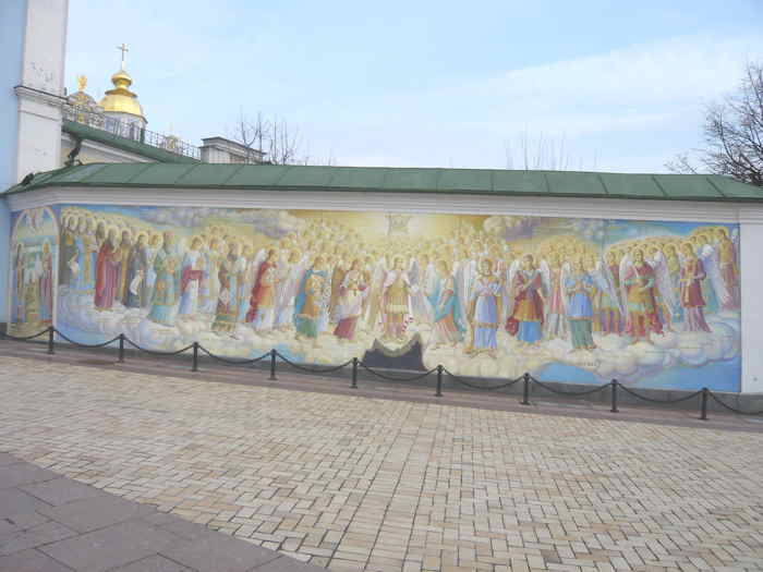 — Fresque sur un mur près d'une entrée dans la Cathédrale Saint-Michel - Kiev - (Ukraine) —