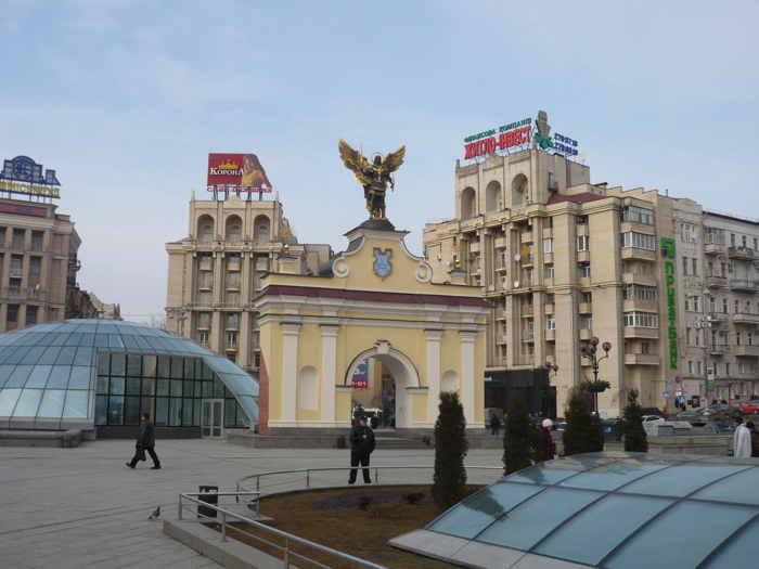 — Porte St Michel sur la Place Maïden - Kiev - (Ukraine) —