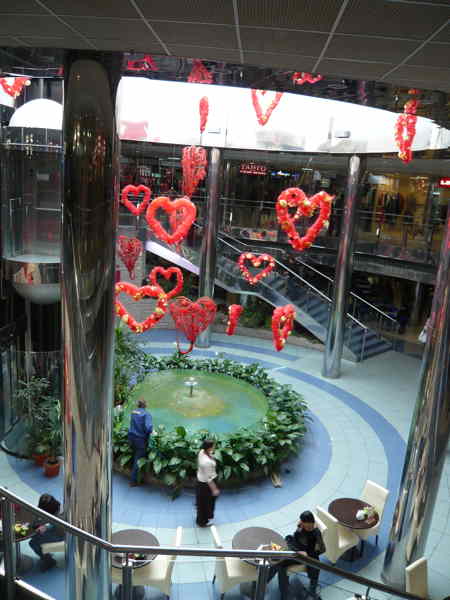 — Intérieur d'un centre commercial lors de la fête de la St Valentin - Kiev - (Ukraine) —