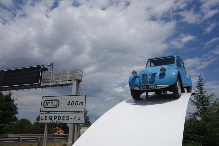 1948-1998

— Monument dédié à la 2 CV — Lempdes (près de Clermont-Ferrand)