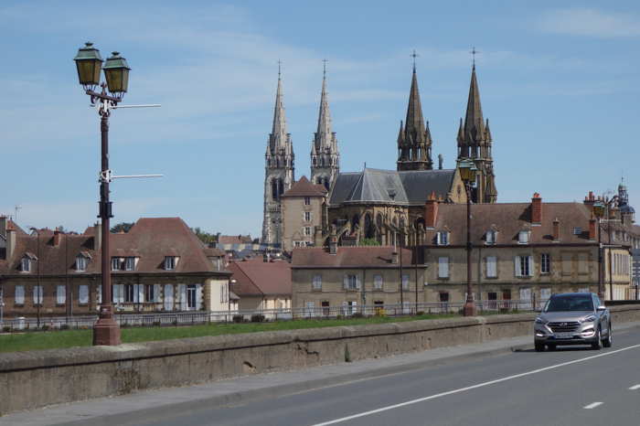 Vue panoramique et tours de l'église du Sacré-Cœur et — Moulins (03)