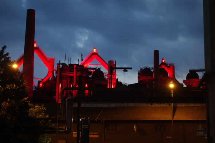 Site sidérurgique Allemand Röchling à Völklingen (Patrimoine mondial de l'Uneso) en nocturne - Allemagne