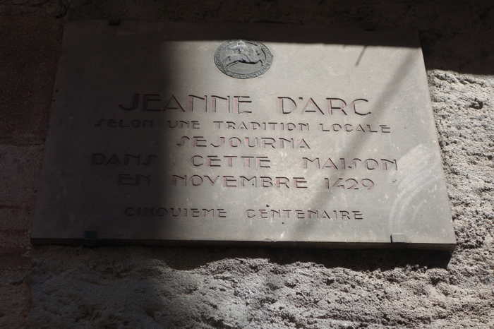 Plaque commémorant selon "la tradition locale" le séjour de Jeanne d'Arc — Moulins