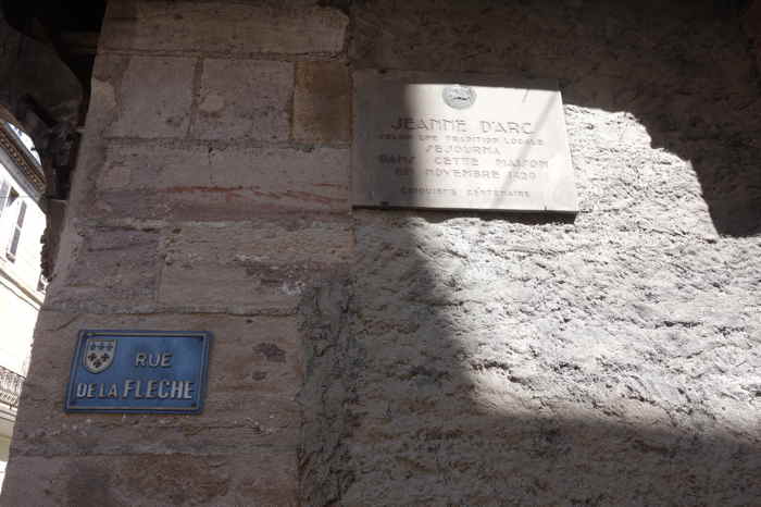 Plaque commémorant selon "la tradition locale" le séjour de Jeanne d'Arc — Moulins