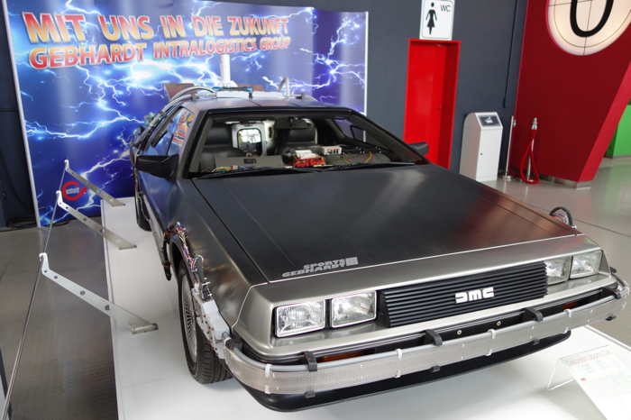 "Avec nous dans le futur" - "Retour vers le futur"

— La DeLorean DMC-12 - Musée technique de Sinsheim — Sinsheim (D) —