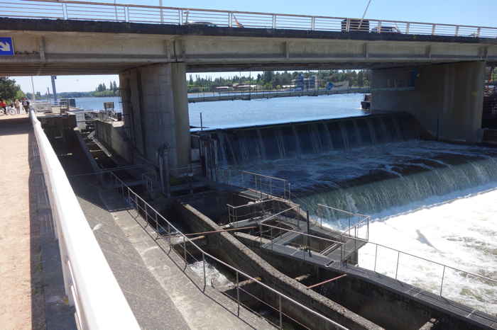 — "escalier" à saumons et poissons migrateurs sur le barrage sur l'Allier —Vichy —