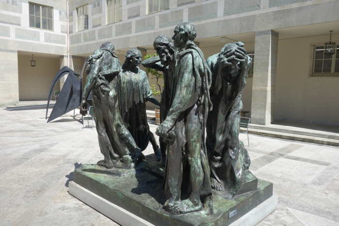 — Les bourgois de Calais, œuvre de Rodin, exposé dans la cour du musée des arts à Bâle en Suisse — Bâle—