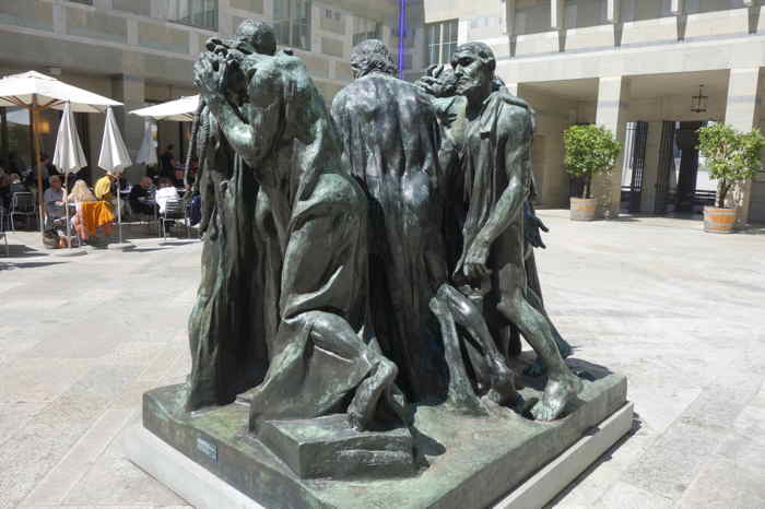 — Les bourgois de Calais, œuvre de Rodin, exposé dans la cour du musée des arts à Bâle en Suisse — Bâle—