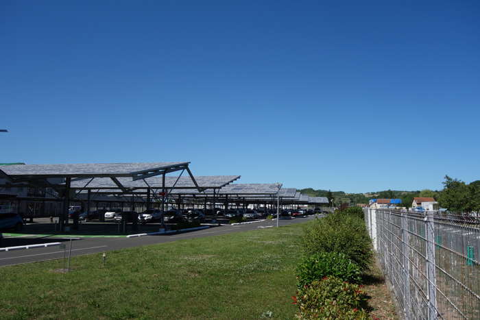 Panneaux solaires impactés par la grêle sur le parking de L'Preal — Vichy/Boutiron