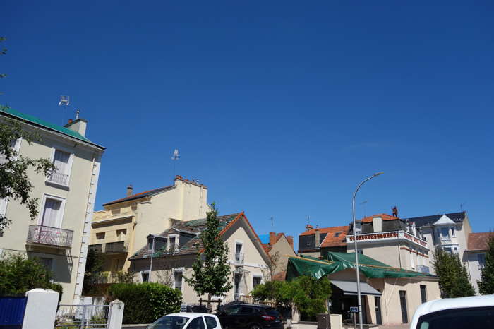 Toits bâchés le long du quai d'Allier — Vichy