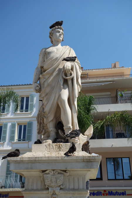 — Statue de marine sur le port de Sanary - Sanary-sur-mer —