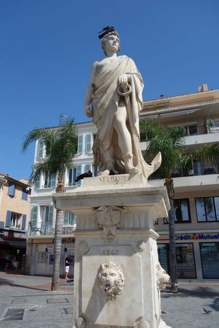 <vide>Statue de marine sur le port de Sanary - Sanary-sur-mer
