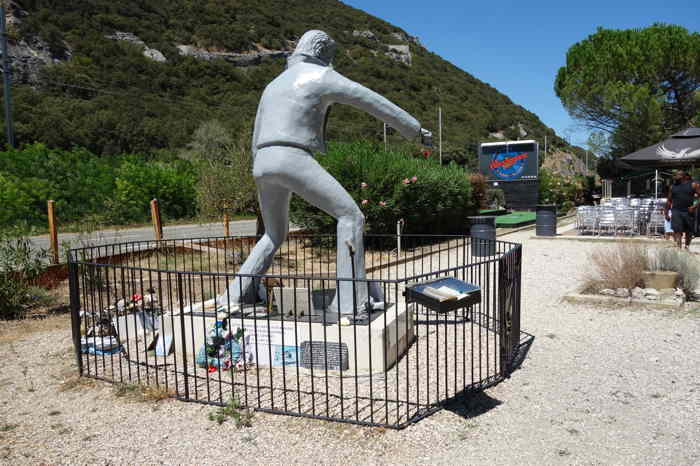— Monument dédié à Johnny Hallyday à Viviers —
