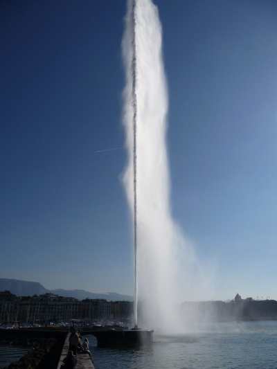 — Jet d'eau du Lac Léman vue depuis la jetée du phare — Genève (CH) —