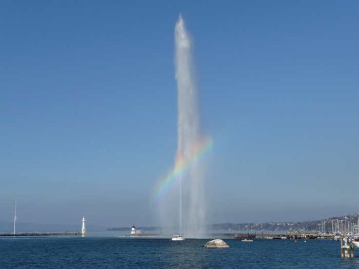 — Jet d'eau du Lac Léman vue depuis le bout du port — Genève (CH) —