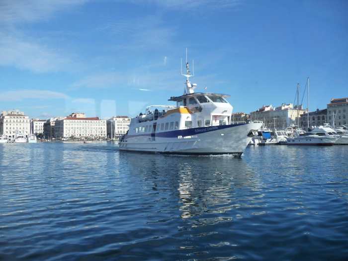 — Navette Edmond Dantes arrimée dans le vieux port — Marseille —