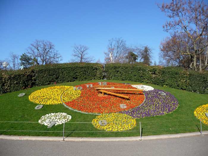 — Horloge fleurie en bordure des jardins du Lac Léman — Genève (CH) —