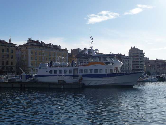 — Navette Edmond Dantes arrimée dans le vieux port — Marseille —