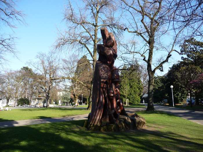 — Sculpture "Arbrimaux" en bois de Sequïa — jardins du Lac Léman — Genève (CH) —