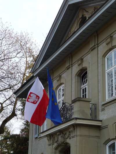 — Drapeaux Polonais et Européen à Berne — Ambassade de Pologne —  