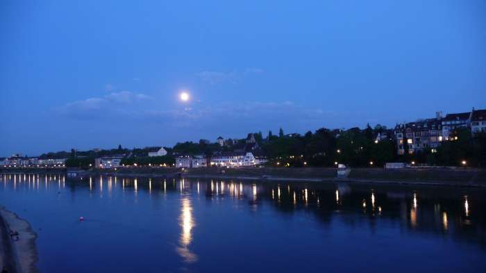 Lever de lune sur le Rhin à Bâle (CH) 