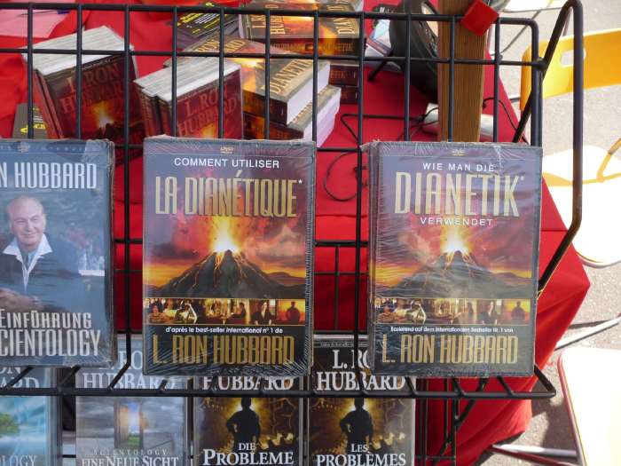 — Stand de l'"Eglise" de Scientologie, sur la place des ours à Berne —