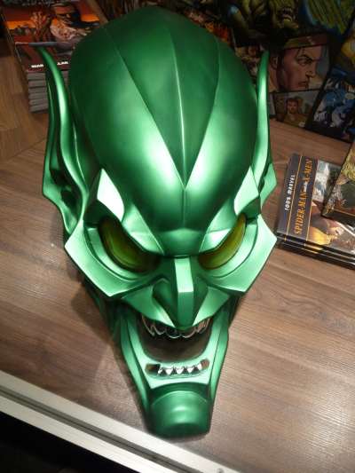 Masque saisi dans une vitrine d'une boutique de Berne 
