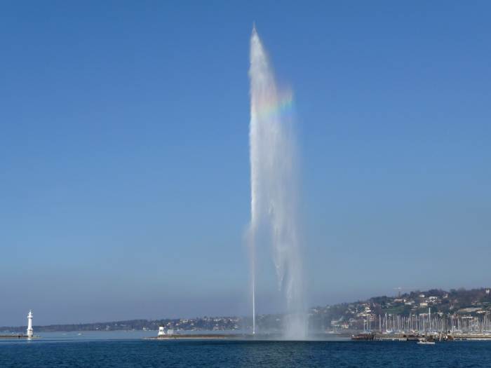 — Jet d'eau du Lac Léman vue depuis le bout du port — Genève (CH) —