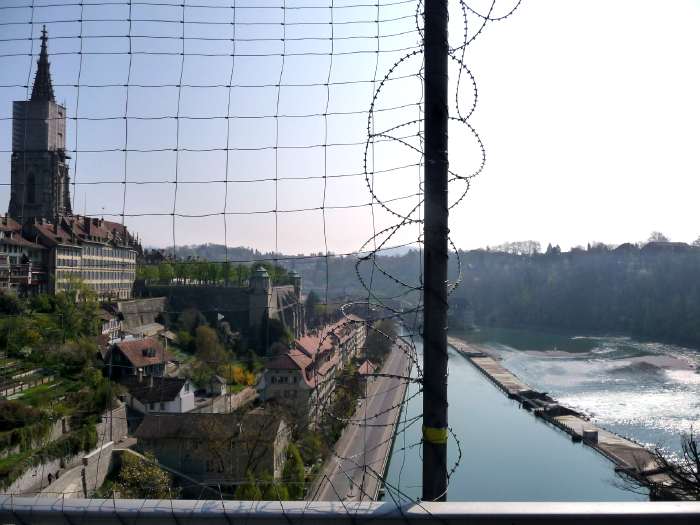 — Vue sur l'Aare en bordure de la vieille ville de Berne avec la tour de la collégiale —