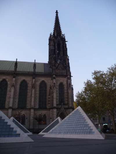 Pyramides sur l'Esplanade de la cathédrale Sainte Elisabeth à Bâle (CH) 