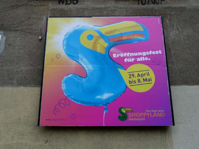 — Panneau publicitaire annonçant la Réouverture du Centre Commercial Shoppyland —