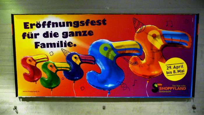 — Panneau publicitaire annonçant la Réouverture du Centre Commercial Shoppyland —