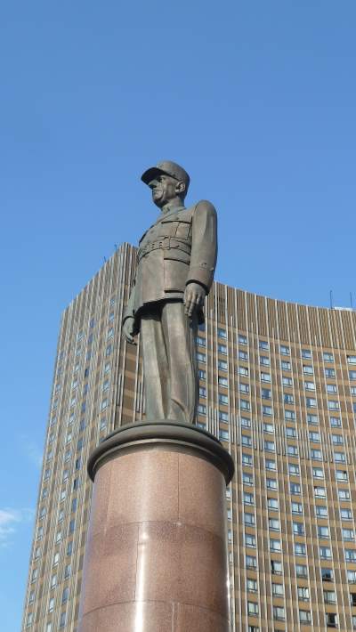 — Statue du général de Gaulle — Hotel Cosmos — Prospect Mira — Moscou —