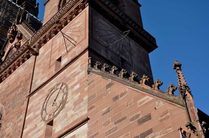 — Horloge et cadrans solaires en facade d'une des deux tours de la cathédrale — Bâle/Basel —