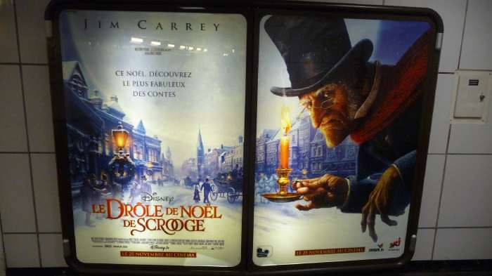 — Affiche du film "Le drôle de Noël de Scrooge dans un couloir du métro/RER - Station St Michel/Notre Dame — Paris —