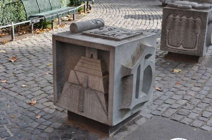 — Sculpture représentant la tour de Babel et la lettre B devant le musée de Gutenberg — Mayence/Mainz —