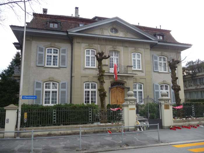 — Drapeau en berne à Berne — Ambassade de Pologne —