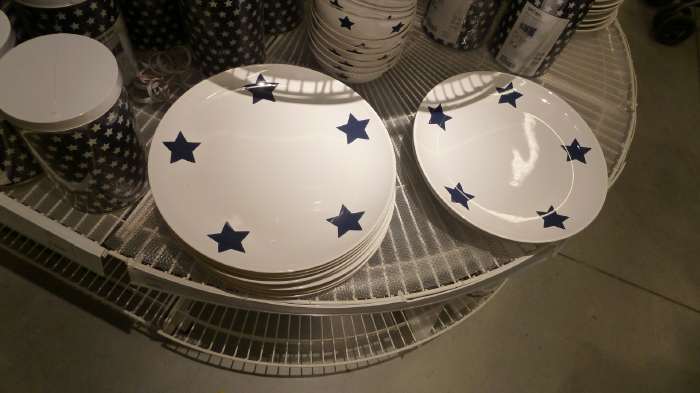 - Rayons présentant des articles décorés d'étoiles -