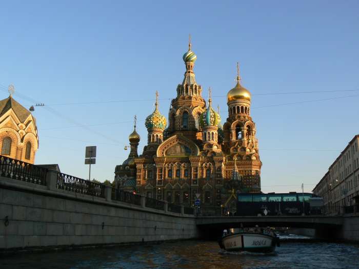 - La cathédrale du St Sauveur du sang versé vue depuis l'un des canaux de la Neva à St Petersbourg -